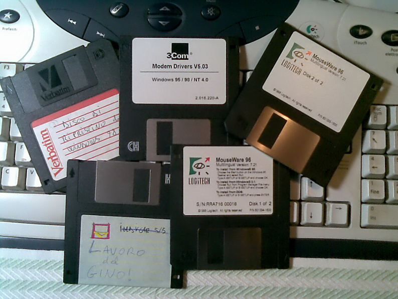 Fotografia di 5 vecchi floppy disk